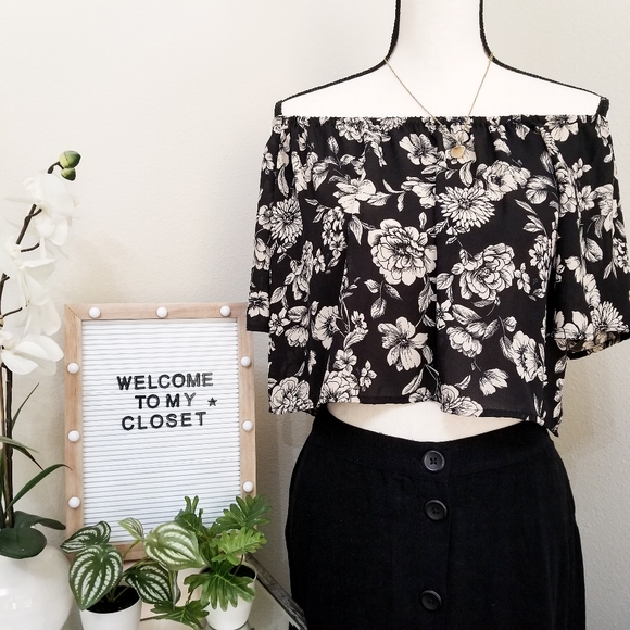 Forever 21 Tops - SALE❗️4 for $20 Beautiful Floral off-shoulder crop top